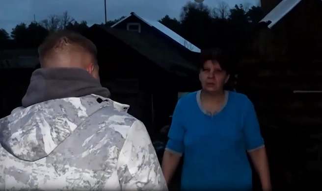 Во время встречи с матерью под прицелом телекамеры | Источник: Smotrim.ru / Россия 1