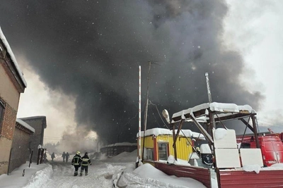 Едкий дым от пожара в цеху окутал подмосковную деревню