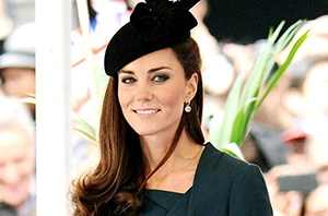 Кейт Миддлтон в футболке-вермишели и модных джинсах привилась от вируса