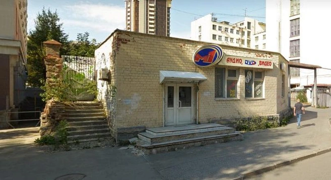 Небольшой одноэтажный магазинчик построили еще в 1990-е | Источник: «Яндекс Карты»