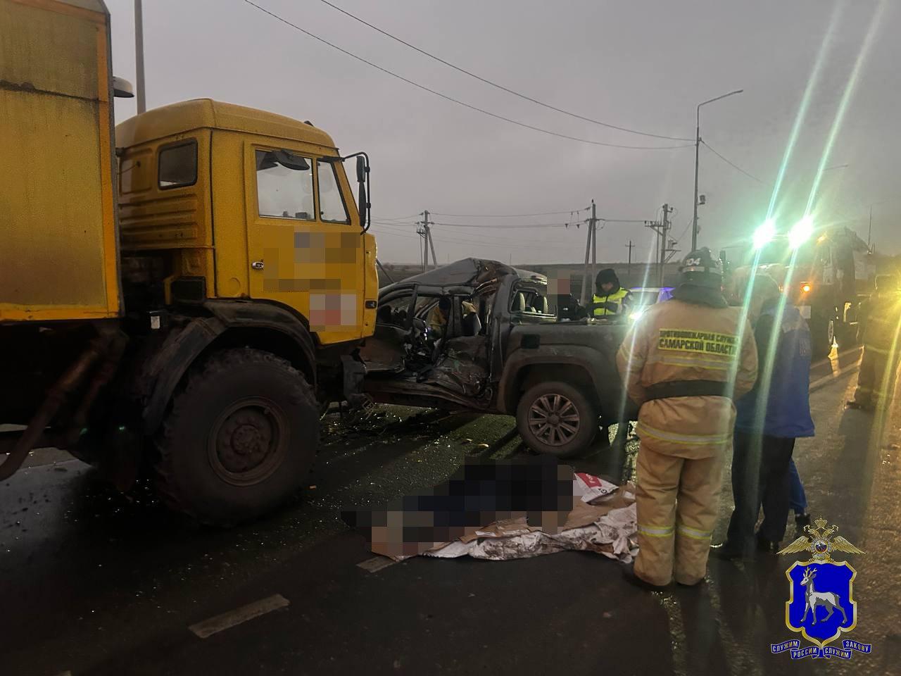 В Самарской области при ДТП с КАМАЗом и пикапом погиб человек