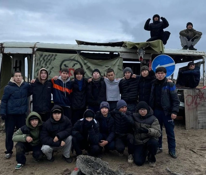 Школьники, сыгравшие группировку в фильме «Айхал» | Источник: Дьулусхан Андросов