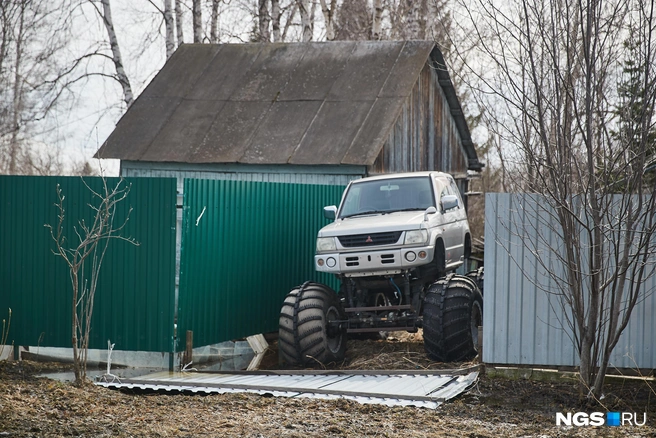 Похоже, часть местных жителей смирились, познали дзен и прокачали транспорт до уровня болотохода | Источник: Александр Ощепков / NGS.ru