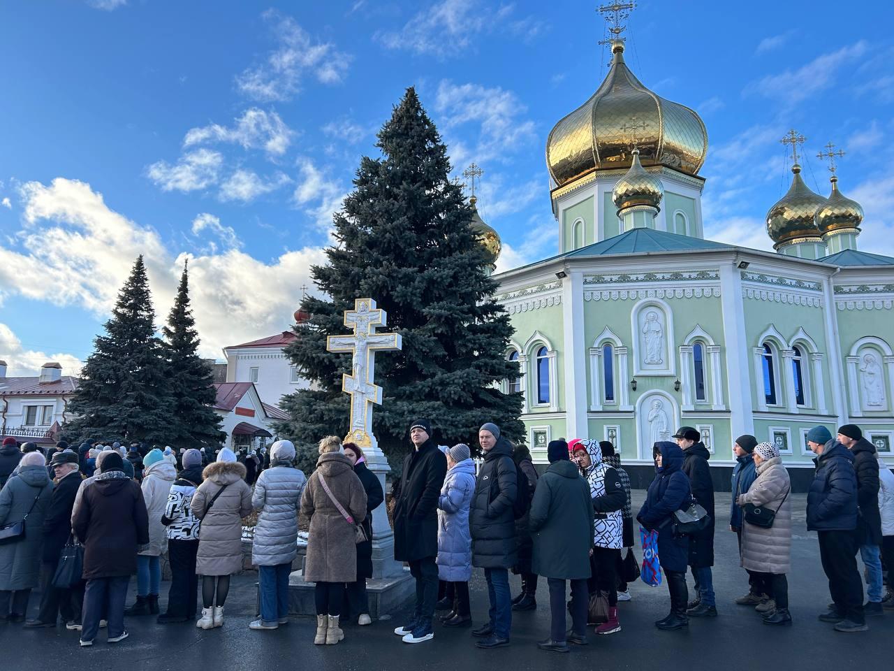 «Три часа стояли в очереди, но это того стоит»: зачем челябинцы идут к мощам Николая Чудотворца