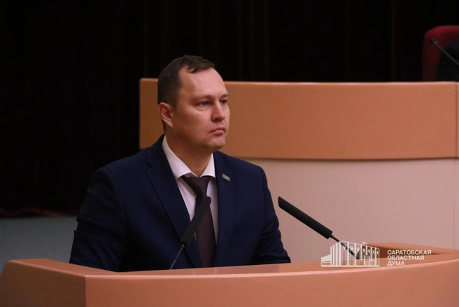 Юрий Юрин представлял закон о запрете съемки БПЛА | Источник: Саратовская областная дума / srd.ru
