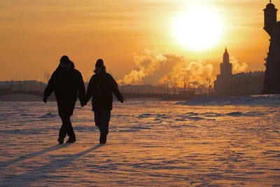 St. Petersburg Residents Venture Onto Frozen Neva on Frosty Day