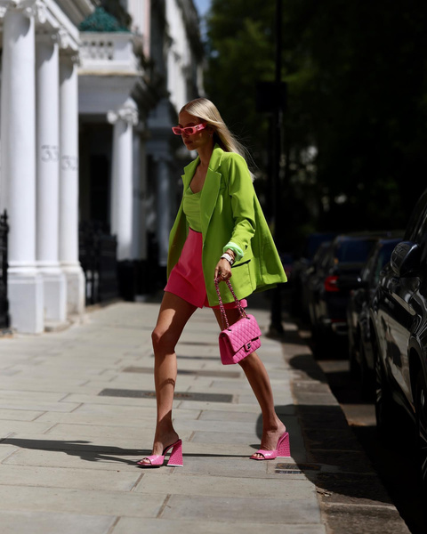 Девочка-клубничка: как стильно сочетать в одежде розовый и зеленый
