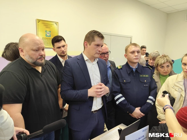 На вопросы жителей отвечали директор местного филиала «Мострансавто» (слева), замглавы Ленинского округа (в центре) и замначальника управления контролеров (справа) | Источник: Игорь Мещанев / MSK1.RU