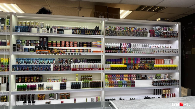 В некоторых магазинах жидкости не были прикрыты шторами и их удалось рассмотреть | Источник: Алексей Кожевников / 59.RU