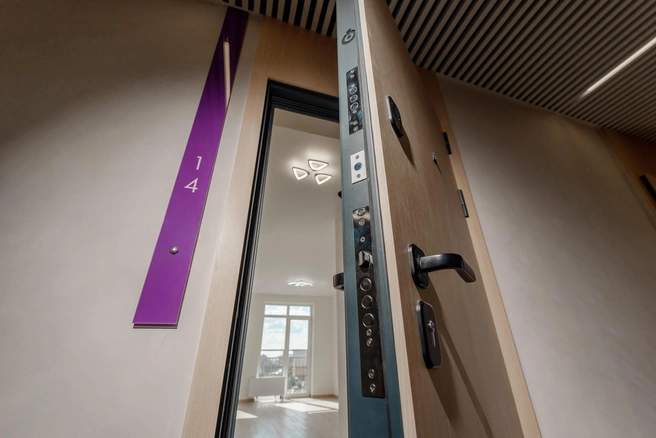 Особое внимание уделено дверям квартир: они изготовлены на заказ для гармонии с общим стилем проекта | Источник: СЗ НГС