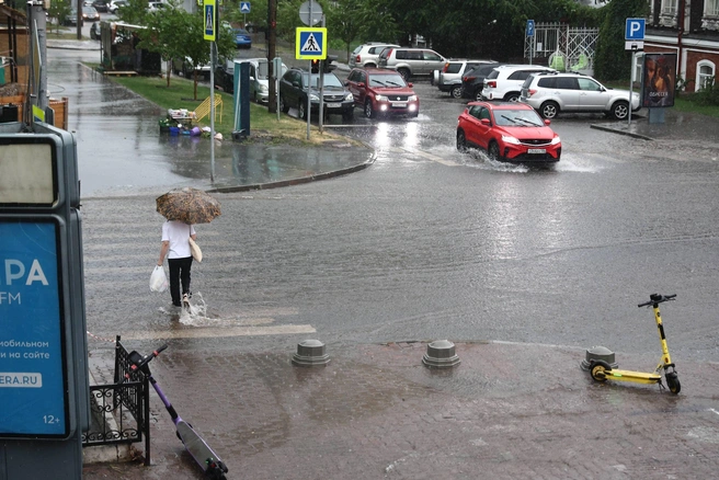 Нужно сильно постараться, чтобы дойти до дома, не намочив ноги | Источник: Александр Ощепков / NGS.RU
