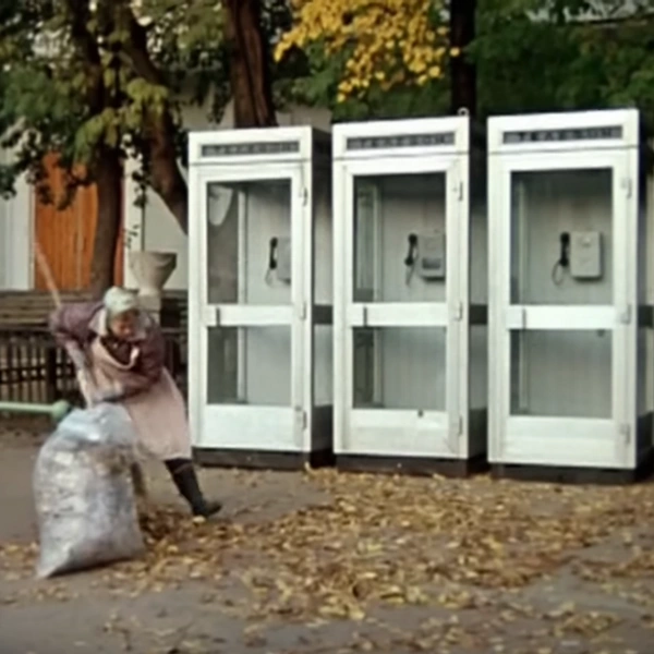 Кадр из фильма. Здание школы, в которой некоторое время жила Нина, находится по адресу Садовническая набережная, 37 | Источник: YouTube