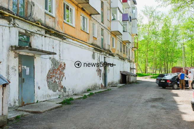 По подъездам дома мальчика расклеили объявления о поисках | Источник: Тимофей Калмаков / 59.RU