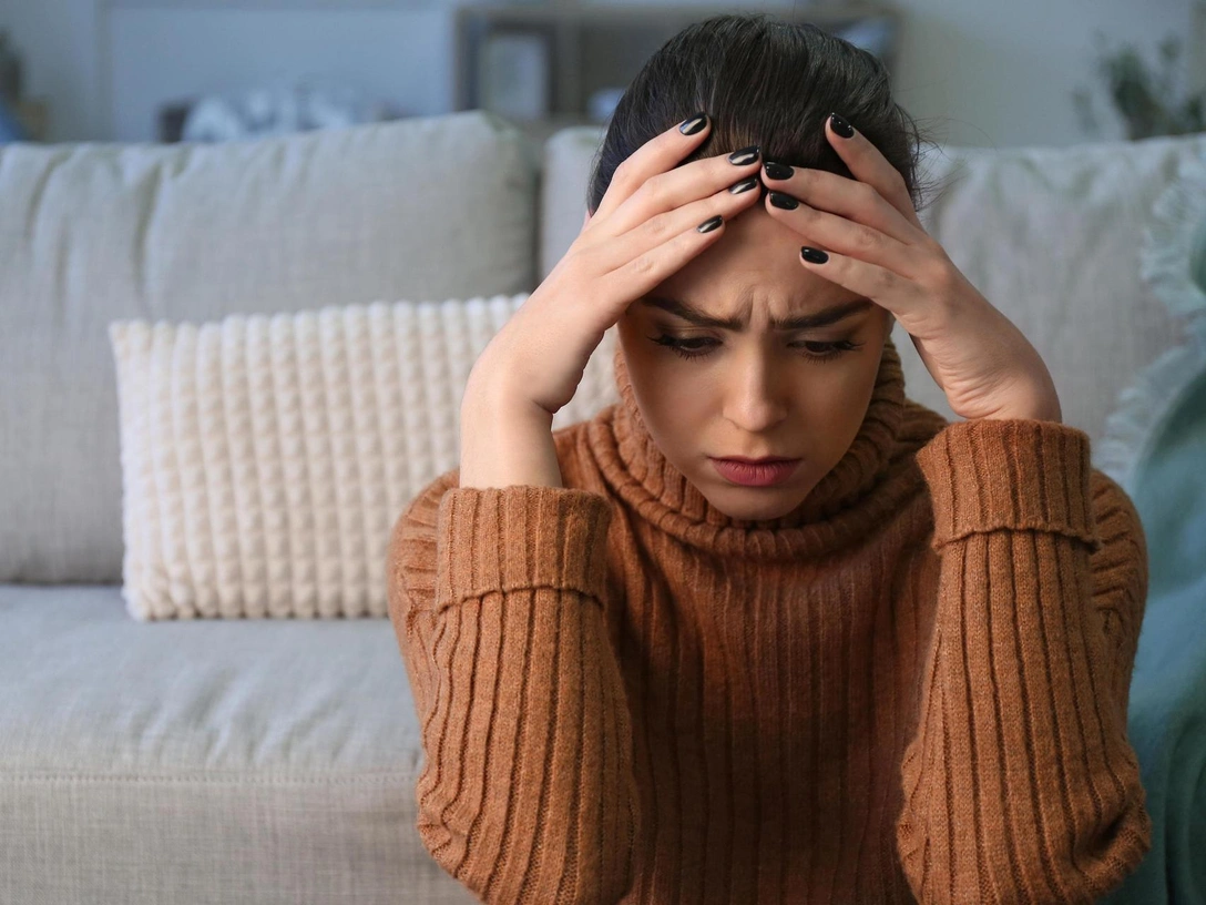 Тяжкий груз: 8 признаков человека, которого недолюбили в детстве | marieclaire.ru