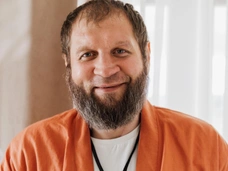 Вместо боя на ринге — борьба с зависимостью: спортсмен Емельяненко отправился в рехаб вместе с Волочковой