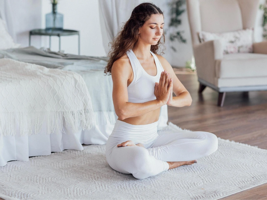 Всего одна ежедневная привычка, которая поможет вам выглядеть моложе — и это совершенно бесплатно | marieclaire.ru