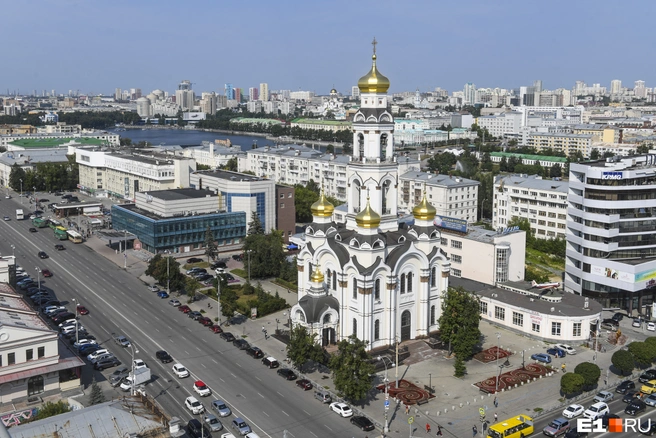Само здание, которое в итоге назвали Большим Златоустом, по утвержденному проекту должно было служить лишь колокольней у входа в более величественный храм, похожий на московский храм Христа Спасителя | Источник: Артем Устюжанин / E1.RU