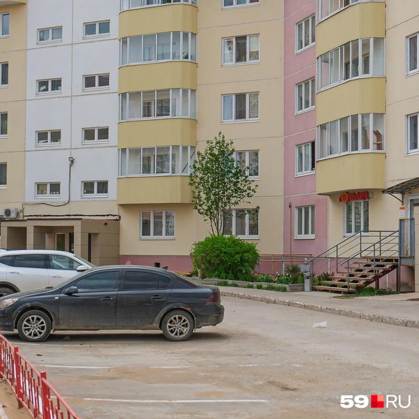 Автомобили оставляют напротив подъездов, подземного паркинга нет  | Источник: Тимофей Калмаков