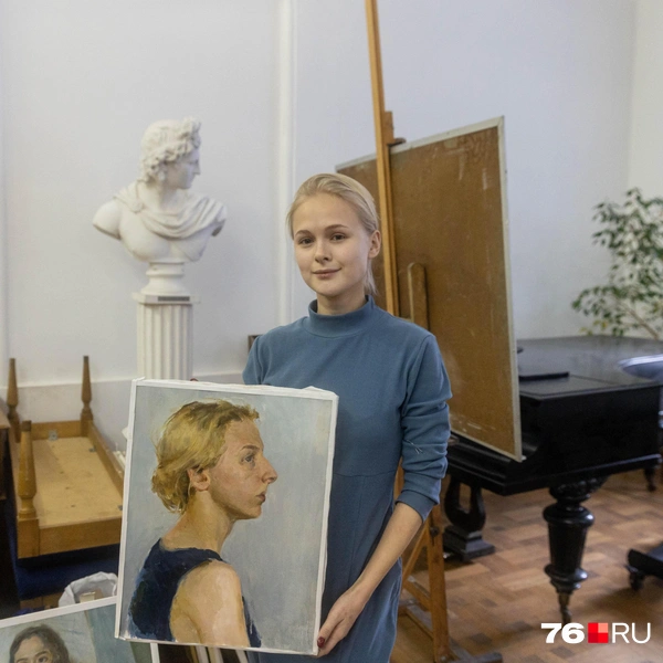 Сейчас будущие выпускники представляют свои работы на выставке в художественном училище | Источник: Артем Бауман / 76.RU