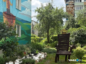 Надпись на короне гласит: «Низы» | Источник: Дарья Ходосевич / YA62.RU