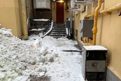 Parents clear snow at kindergarten in central St. Petersburg