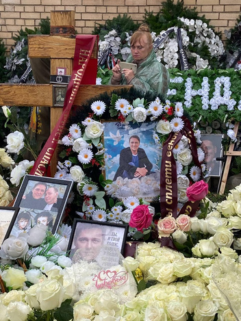 Архивные плакаты и букеты белых роз: поклонники Юрия Шатунова с утра окружили его могилу