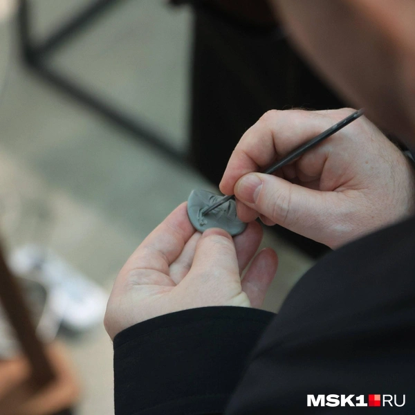 Актер слепил из глины театральную маску | Источник: Дмитрий Толстошеев / MSK1.RU