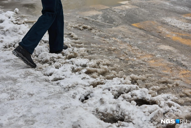 Из-за мокрого снега на дорогах Новосибирска образуется «каша» | Источник: Александр Ощепков / NGS.RU