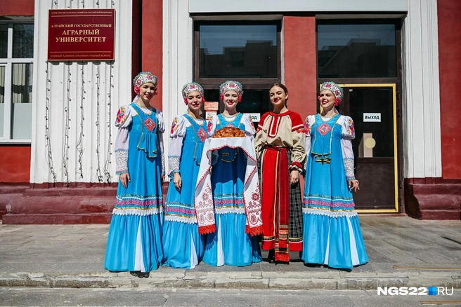Студентки с нетерпением ждали начала приезда звезды российского шоу-бизнеса | Источник: Ирина Пергаева