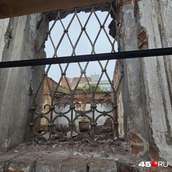 На окнах остались решетки начала ХХ века | Источник: Алена Кисель /45.ru