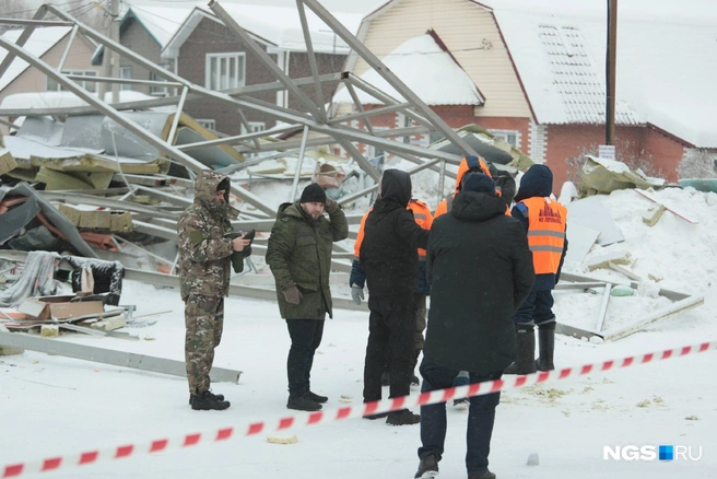 Мэр Максим Кудрявцев сказал, что разбор завалов продолжается,&nbsp;— сегодня на Наумова, 26 ввели локальный режим повышенной готовности | Источник: Андрей Бортко / NGS.RU