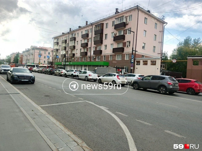 Две полосы загружены автомобилями | Источник: Читатель 59.RU Canehka