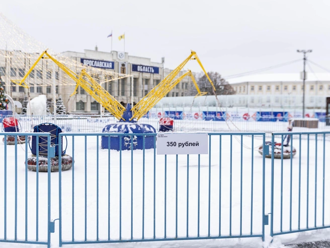 Рядом с главным городским катком установлена гигантская горка для тюбингов. | Источник: Артем Бауман / 76.RU