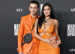 Фото: Тимоти Шаламе и Кайли Дженнер в оранжевых парных образах на премьере «Марти Великолепного»
