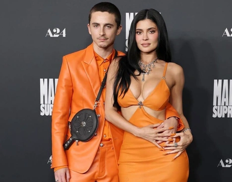 Фото: Тимоти Шаламе и Кайли Дженнер в оранжевых парных образах на премьере «Марти Великолепного»