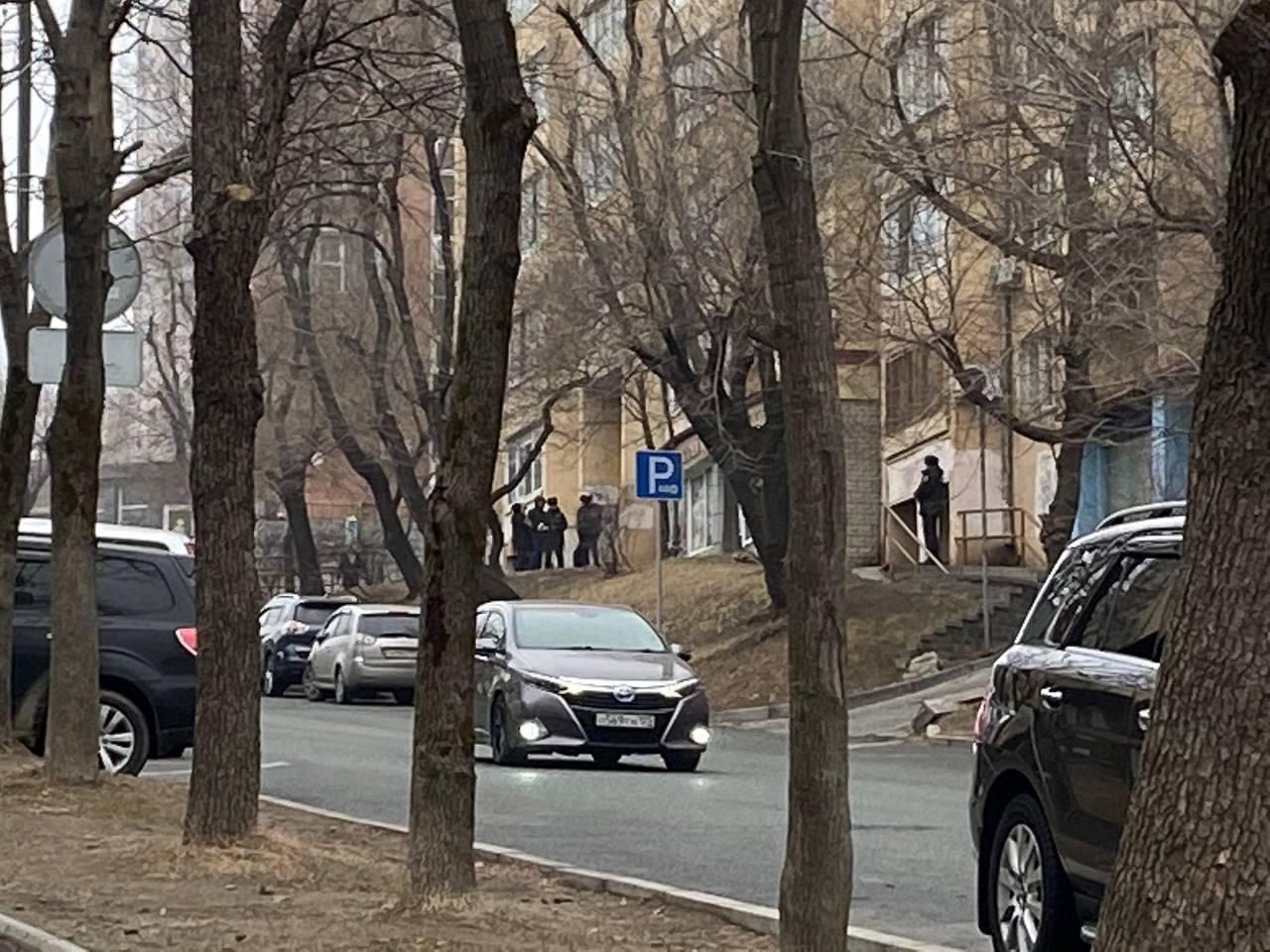 Бабушка насмерть разбилась, выпав из окна шестиэтажного дома во Владивостоке  - 11 апреля 2024 - ВЛАДИВОСТОК1.ру