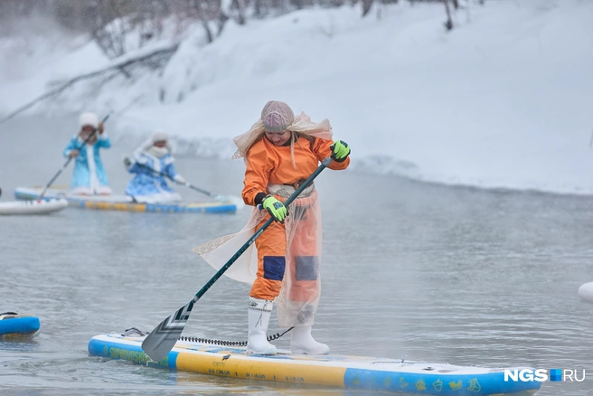 Плыть на сапсерфе бывает физически тяжело  | Источник: Александр Ощепков / NGS.RU