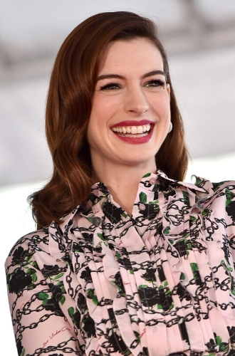 Энн ХэтэуэйЭнн обожает ретро-варианты локонов: как правило, она перекидывает большую часть волос на одну сторону и создает из них одну большую волну.