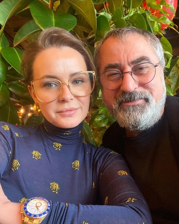 Продюсер познакомился с Анной, когда та руководила труппой шоу-балета в его ночном клубе «Инфинити»