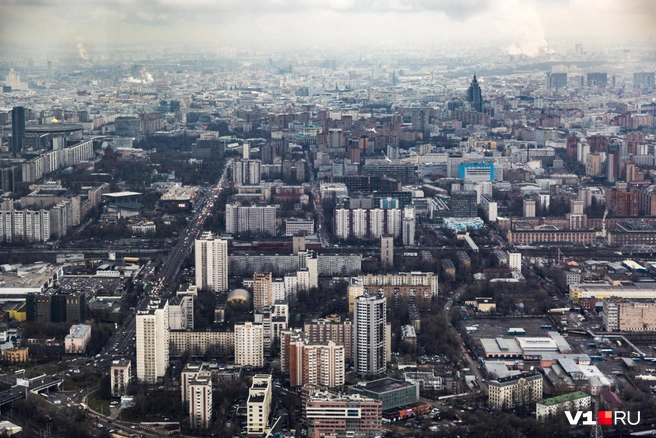 Москва показалась для Annneet странным городом, в котором много разных дорог и автобусов, но нет даже банальной котлеты по-киевски | Источник: Константин Завриков / V1.RU