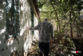 Местный житель показывает дом своего соседа, который умер пару лет назад | Источник: Дарья Паращенко / 93.RU