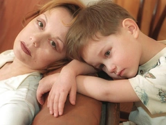 Родными не стали: известные женщины, которые отказались от приемных детей