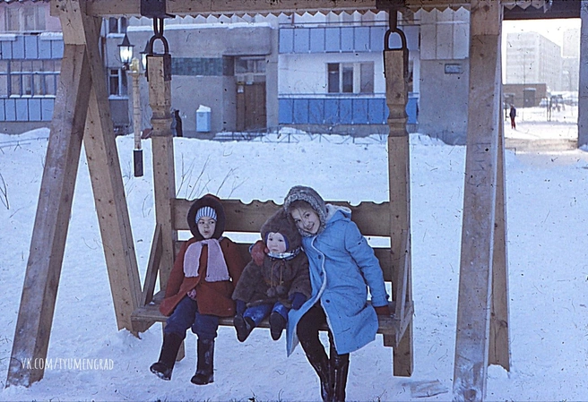Это был 1986 год. Посмотрите, какие красавицы выбрались на прогулку | Источник: из личного архива Влада Лесника, «Тюмень до нашей эры» / Vk.com