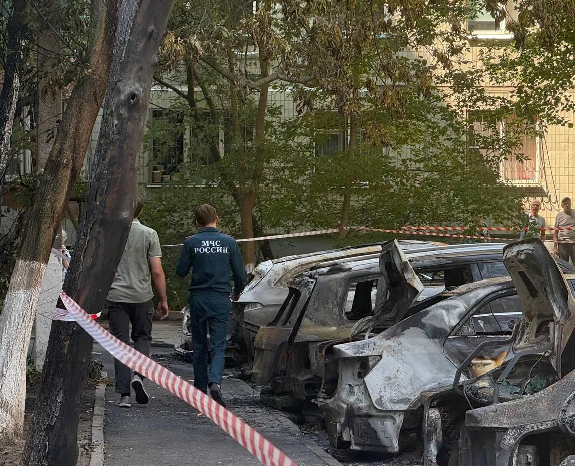 Полыхающий фургон мчал по встречке: главное о пожаре в Ростове, где сгорели заправка и 21 припаркованная машина