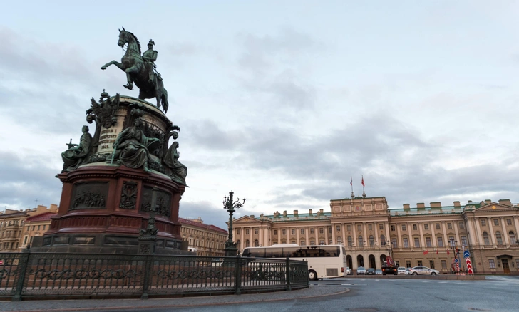 От «Алых парусов» до уральских самоцветов: названы самые романтичные города России