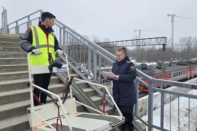 Приставы проконтролировали установку подъёмника на станции Ометьево