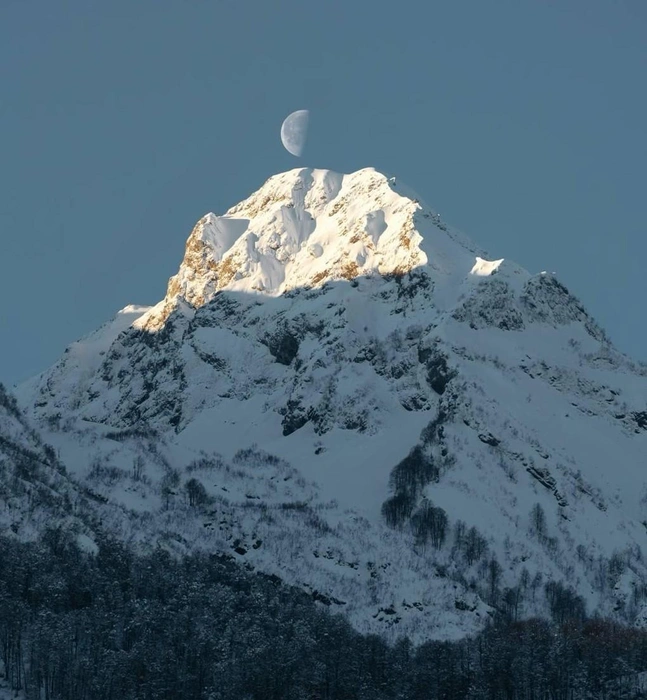 3 января «Роза Хутор» отметит собственный день рождения — 15 лет, пообещав «масштабную программу» | Источник: Роза Хутор / telegram