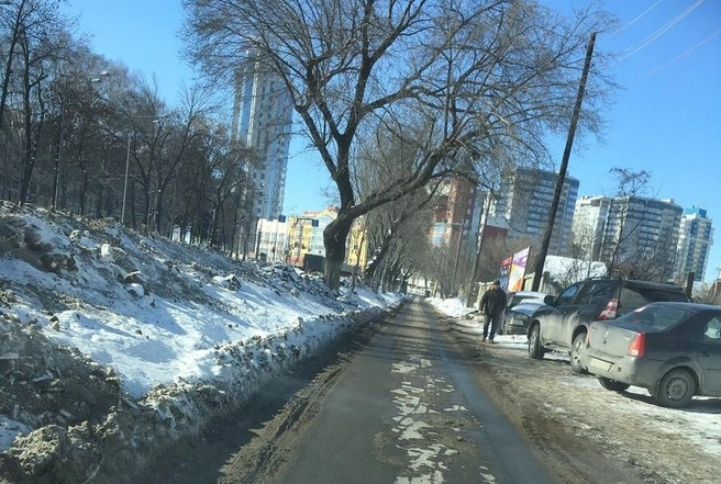 Автомобилисты по дублеру объезжают пробку | 63.ru