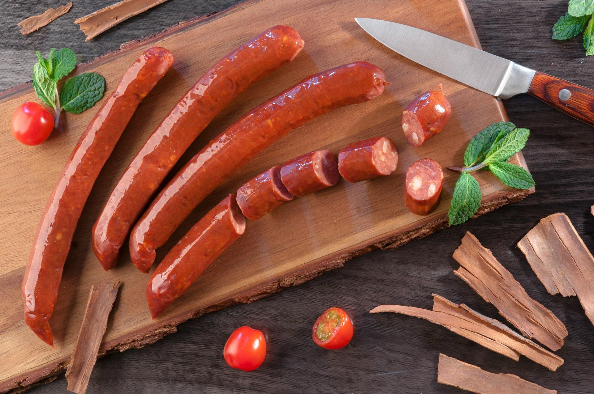 Что такое «мясной клей», который нашли в сосисках и колбасе, и чем он опасен