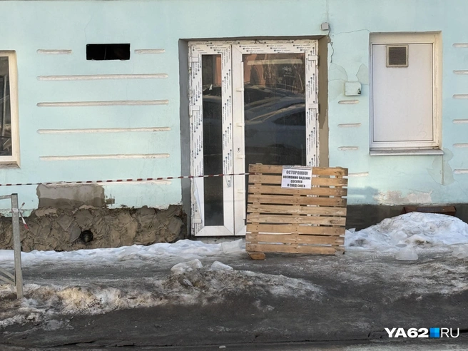 Есть надежда, что и тротуар от льда почистит весна | Источник: Сергей Петунин / YA62.RU